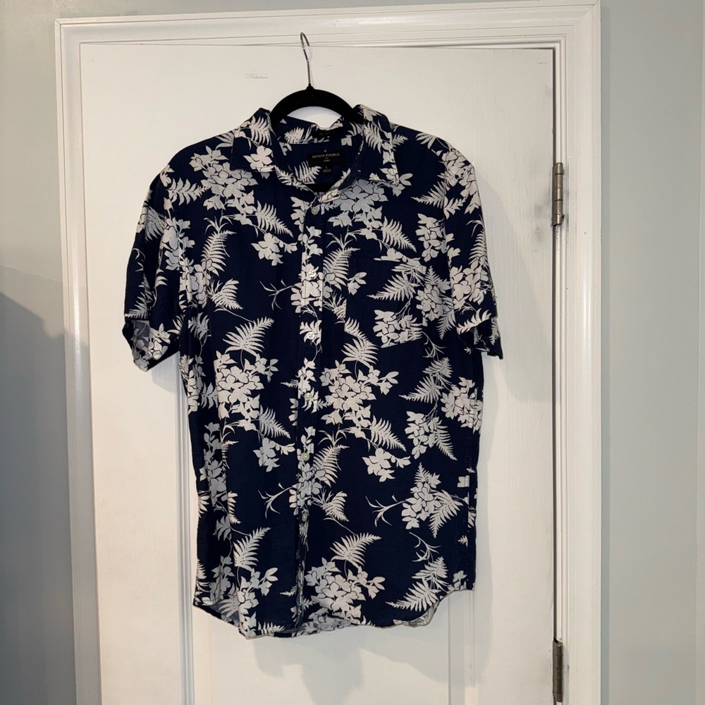Banana Republic Blue and White Casual Button Down Shirt